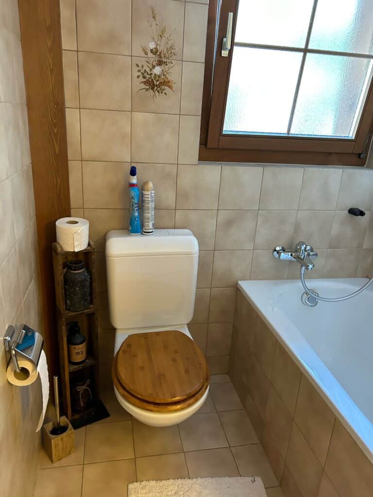 Ferienhaus Ewigi Liebi Badezimmer EG mit Badewanne neu2